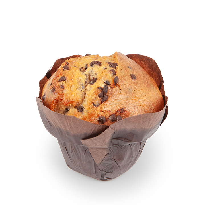Ein in braunes Pergamentpapier eingewickelter Schoko-Chip-Muffin steht auf einem weißen Hintergrund.