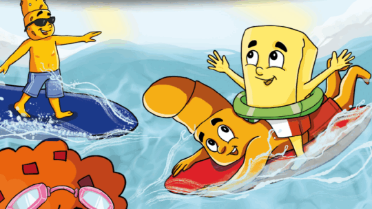 Cartoon-Figuren in Form von Snacks surfen fröhlich auf Wellen. Eine trägt eine Sonnenbrille auf einem blauen Brett, eine andere mit einem Schwimmring reitet auf einem roten Brett. Helle, verspielte Farben und ein sonniger Himmel sorgen für eine lustige Sommerszene.