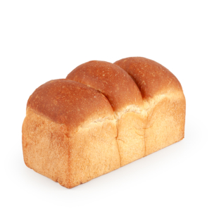 Ein einfacher Weißbrotlaib mit goldbrauner Kruste, der in drei runde Abschnitte unterteilt ist und sich auf einem weißen Hintergrund befindet.