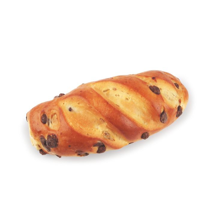 Ein goldbrauner Brotlaib mit glänzender Kruste, mit diagonalen Schlitzen auf der Oberseite und mit sichtbaren Schokoladensplittern übersät. Das Brot befindet sich auf einem weißen Hintergrund.