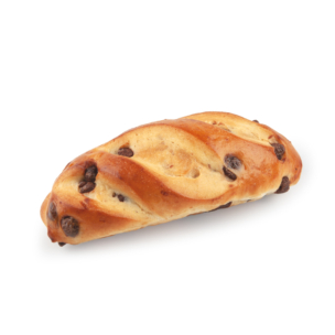 Ein goldbraunes, gedrehtes Brötchen mit sichtbaren Schokoladenstückchen auf weißem Hintergrund.