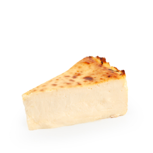 Ein einzelnes Stück Käsekuchen mit einer goldbraunen, leicht karamellisierten Oberfläche, dargestellt vor einem schlichten weißen Hintergrund.