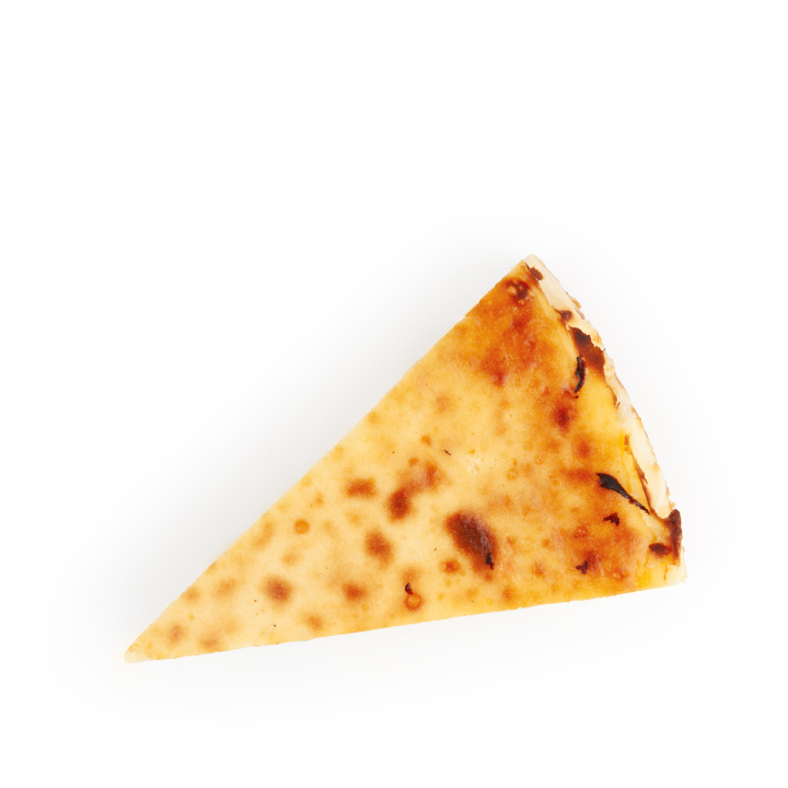 Ein einzelnes Stück einfache Käsepizza mit goldbrauner Kruste und geschmolzenem Käse, von oben gesehen auf weißem Hintergrund.