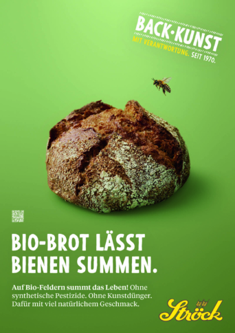 Ein runder, rustikaler Brotlaib liegt auf einer grünen Fläche, darüber fliegt eine Biene. Der Text in deutscher Sprache wirbt für Bio-Brot und nachhaltige Landwirtschaft, und das Stöck-Logo befindet sich unten rechts.