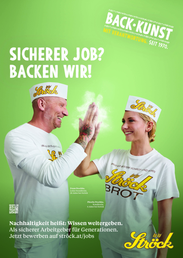 Ein lächelnder älterer Mann und eine junge Frau mit weißen Kochmützen und Hemden mit "Ströck"- und "Brot"-Logo klatschen in die Hände und werfen Mehl in die Luft. Der Text wirbt für sichere Backjobs und fordert zur Bewerbung bei Ströck auf.