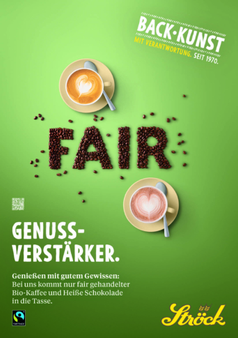 Zwei Tassen, eine mit Kaffee und eine mit heißer Schokolade, stehen auf einer grünen Fläche. Die Kaffeebohnen sind so angeordnet, dass zwischen ihnen FAIR geschrieben steht. Der deutsche Text wirbt für fair gehandelte Getränke von Ströck.