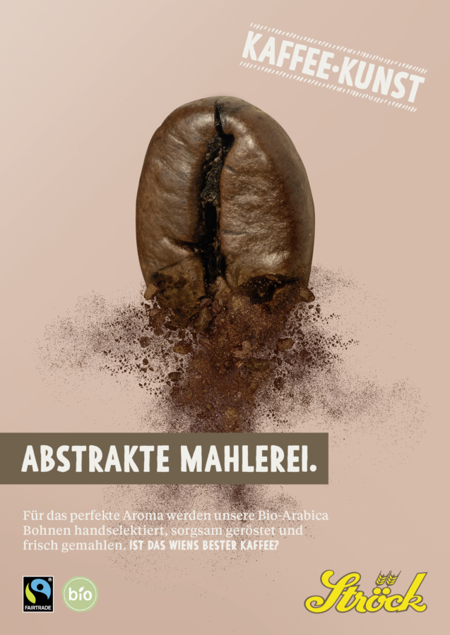 Eine Nahaufnahme einer Kaffeebohne, die an ein abstraktes Gemälde erinnert, ist auf einem pfirsichfarbenen Hintergrund zentriert. Der Text lautet Kaffee-Kunst und Abstrakte Mahlerei. Das Ströck-Logo und die Fairtrade- und Bio-Siegel erscheinen am unteren Rand.