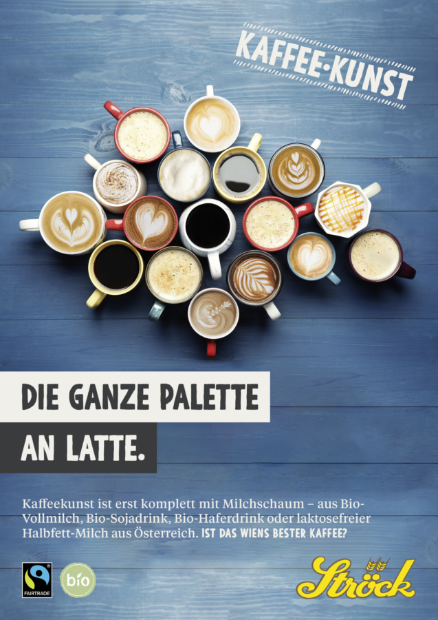 Auf einem blauen Holztisch sind verschiedene Kaffeetassen mit unterschiedlichen Latte-Art-Motiven im Kreis angeordnet. Der deutsche Text darunter wirbt für Latte Art und Kaffeeoptionen von Ströck.