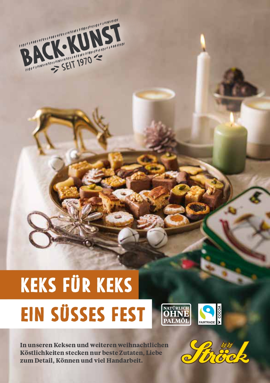 Ströck Weihnachtsfolder 2026 mit einer Auswahl an Weihnachtskeksen auf einem festlich gedeckten Tisch.