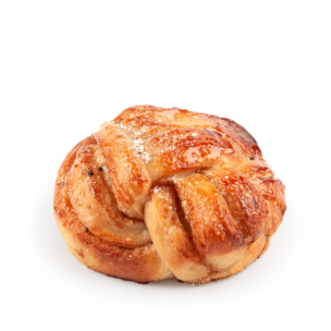 Ein goldbraunes, glänzendes Kardamombrötchen mit einer gedrehten, verknoteten Form, leicht mit Zucker bestreut, steht auf einem weißen Hintergrund.
