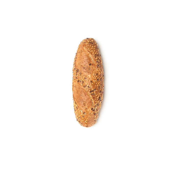 Ein Mehrkorn-Vollkorn-Baguette mit sichtbaren Samen und Körnern auf der Kruste, platziert auf einem schlichten weißen Hintergrund.