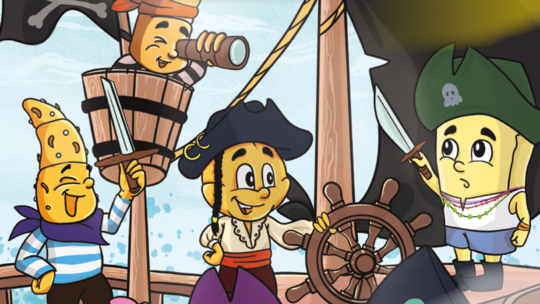 Vier fröhliche Käsefiguren im Piratenkostüm stehen auf einem Piratenschiff; eine schaut durch ein Fernglas, eine andere hält das Steuerrad, während zwei weitere Schwerter in der Hand halten und Piratenhüte tragen.
