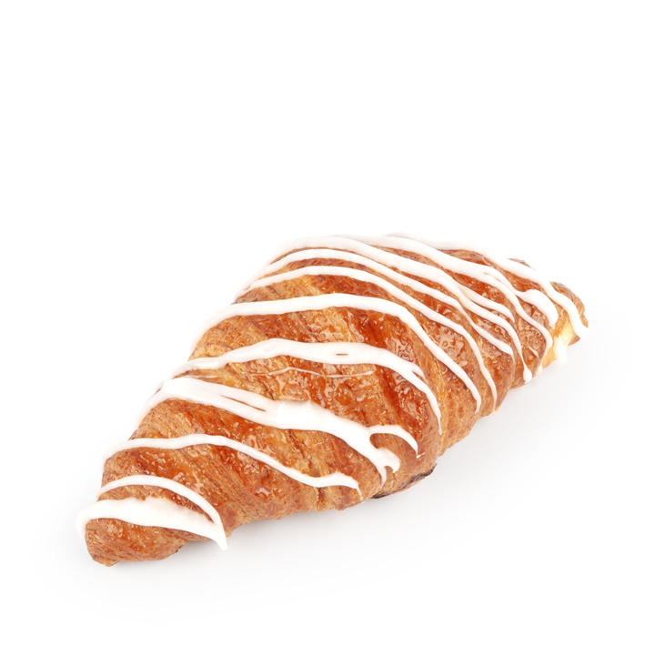 Ein goldbraunes Croissant mit weißem Zuckerguss, das auf einem schlichten weißen Hintergrund steht.