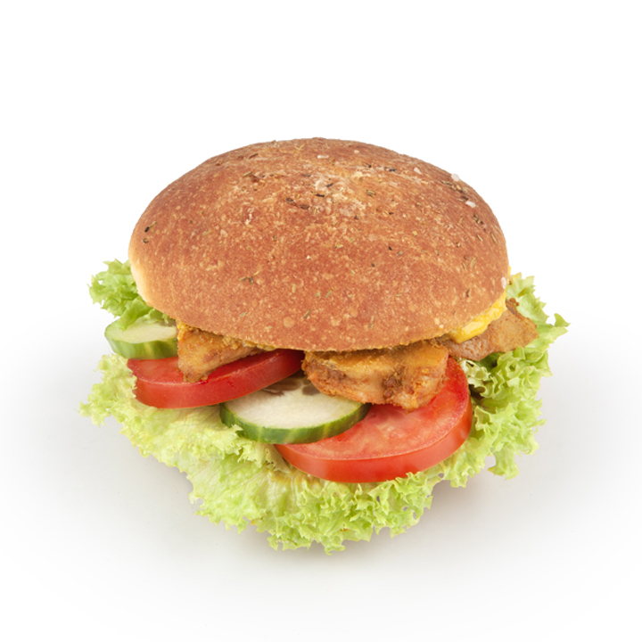 Ein Protein-Power-Sandwich mit einem runden Vollkornbrötchen, gefüllt mit Salat, Tomatenscheiben, Gurken und gegrilltem Hähnchen, ist auf weißem Hintergrund abgebildet.
