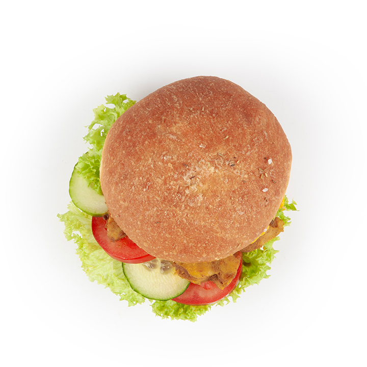 Draufsicht auf einen Burger mit rundem Brötchen, grünem Blattsalat, Tomatenscheiben, Gurkenscheiben, geschmolzenem Käse und einer Rinderpastete vor einem weißen Hintergrund.