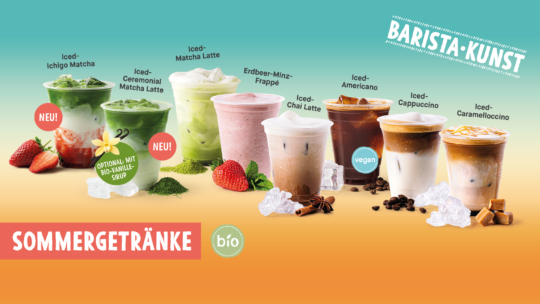Eine farbenfrohe Auswahl verschiedener gekühlter Sommergetränke in durchsichtigen Bechern in einer Bäckerei, darunter Matcha, Erdbeer-Minze, Chai Latte, Americano, Cappuccino und Karamell-Macchiato mit Eiswürfeln, Früchten und Kaffeebohnen. Der Text lautet „Sommergetränke“.