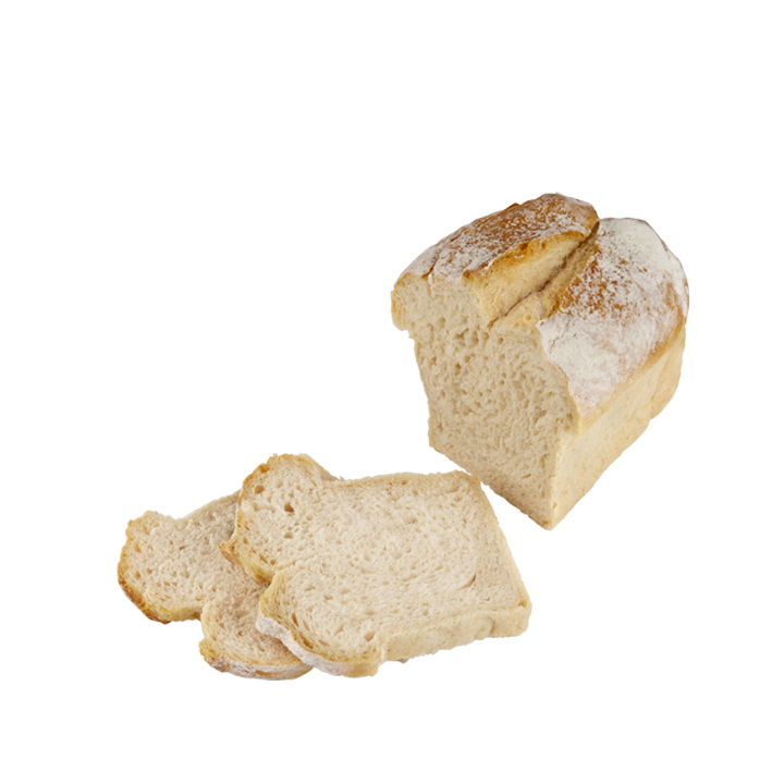 Ein Laib rustikales Brot ist teilweise in Scheiben geschnitten, drei Scheiben liegen davor auf einem weißen Hintergrund.