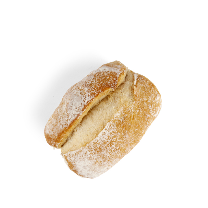 Ein einzelnes knuspriges Brötchen mit einer dünnen Schicht Mehl darauf, auf einem weißen Hintergrund platziert.