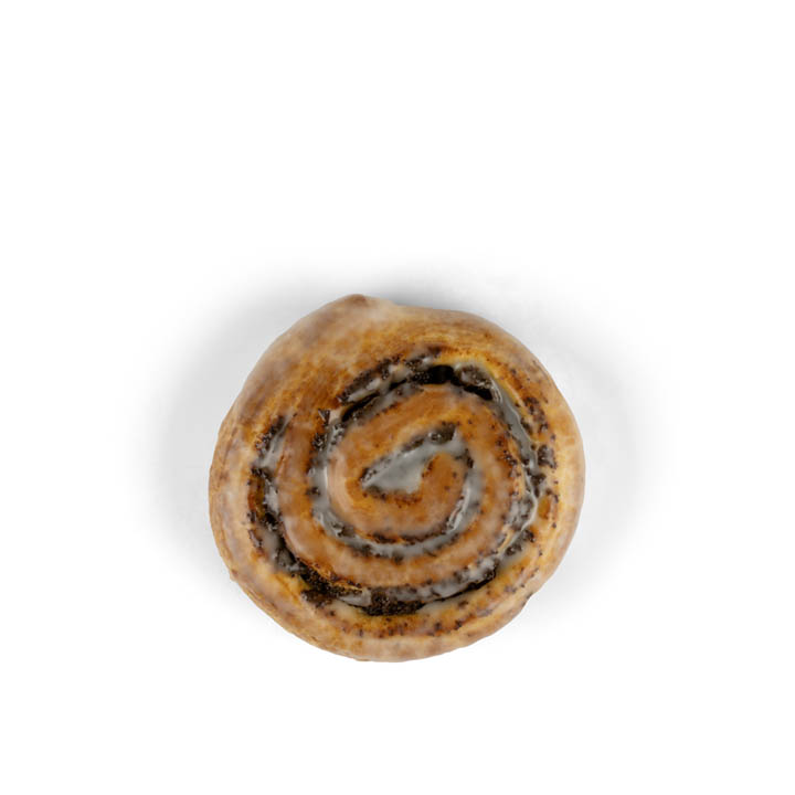 Eine einzelne Zimtschnecke, von oben betrachtet, die ihre spiralförmige Gestalt und ihre goldbraune Farbe auf einem schlichten weißen Hintergrund zur Geltung bringt.
