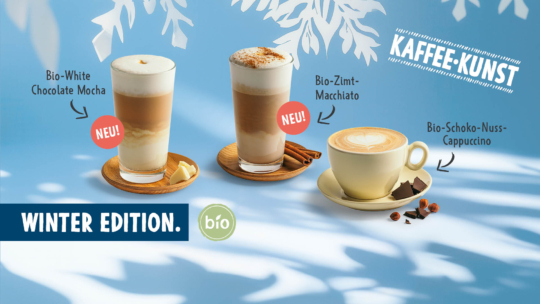 Werbefoto für Kaffeegetränke der Winter-Edition, darunter ein Bio-Weißschokoladen-Mokka, ein Bio-Zimt-Macchiato und ein Bio-Schoko-Nuss-Cappuccino.