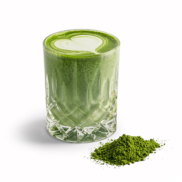 Ströck Bio-Ceremonial-Matcha-Latte mit Bio-Matcha in Ceremonial-Grade-Qualität, als cremiges Heißgetränk serviert.
