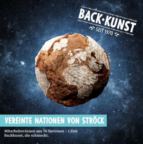 Ein runder Laib rustikalen Brotes schwebt im Raum wie ein Planet vor einem schwarzen Sternenhintergrund. Der weiße Text lautet BACK KUNST SEIT 1970 und VEREINTE NATIONEN VON STRÖCK am unteren Rand.