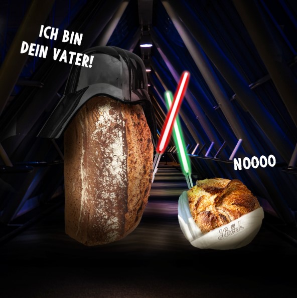 Ein Brot mit einem Darth-Vader-Helm sagt "Ich bin dein Vater!" zu einem Gebäck mit einem grünen Lichtschwert, das "Nein!" antwortet.